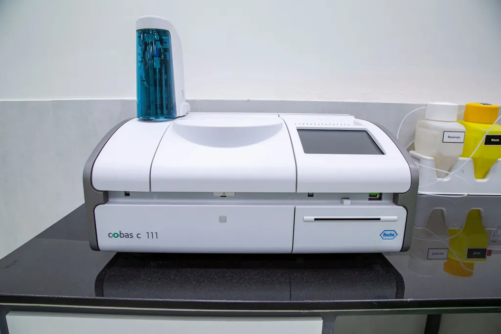 Laboratory analyzer on a bench